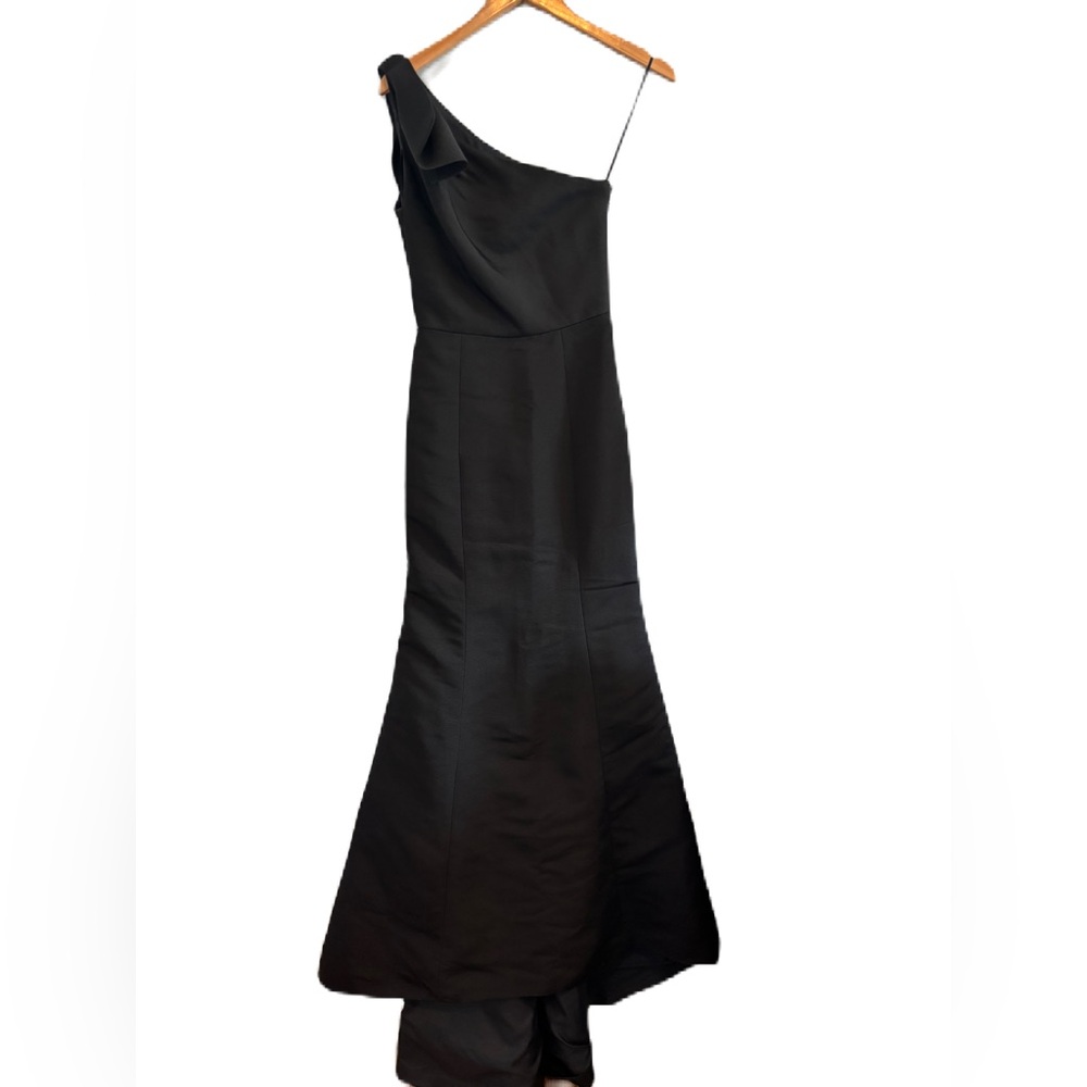 Amsale Sierra Black Bridesmaid Dress
One Shoulder Size 4 Extra Length